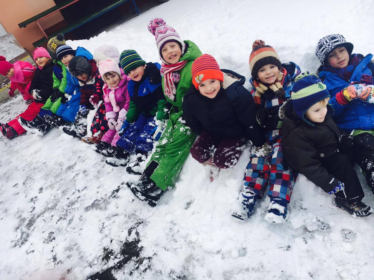 děti se radují ze sněhu