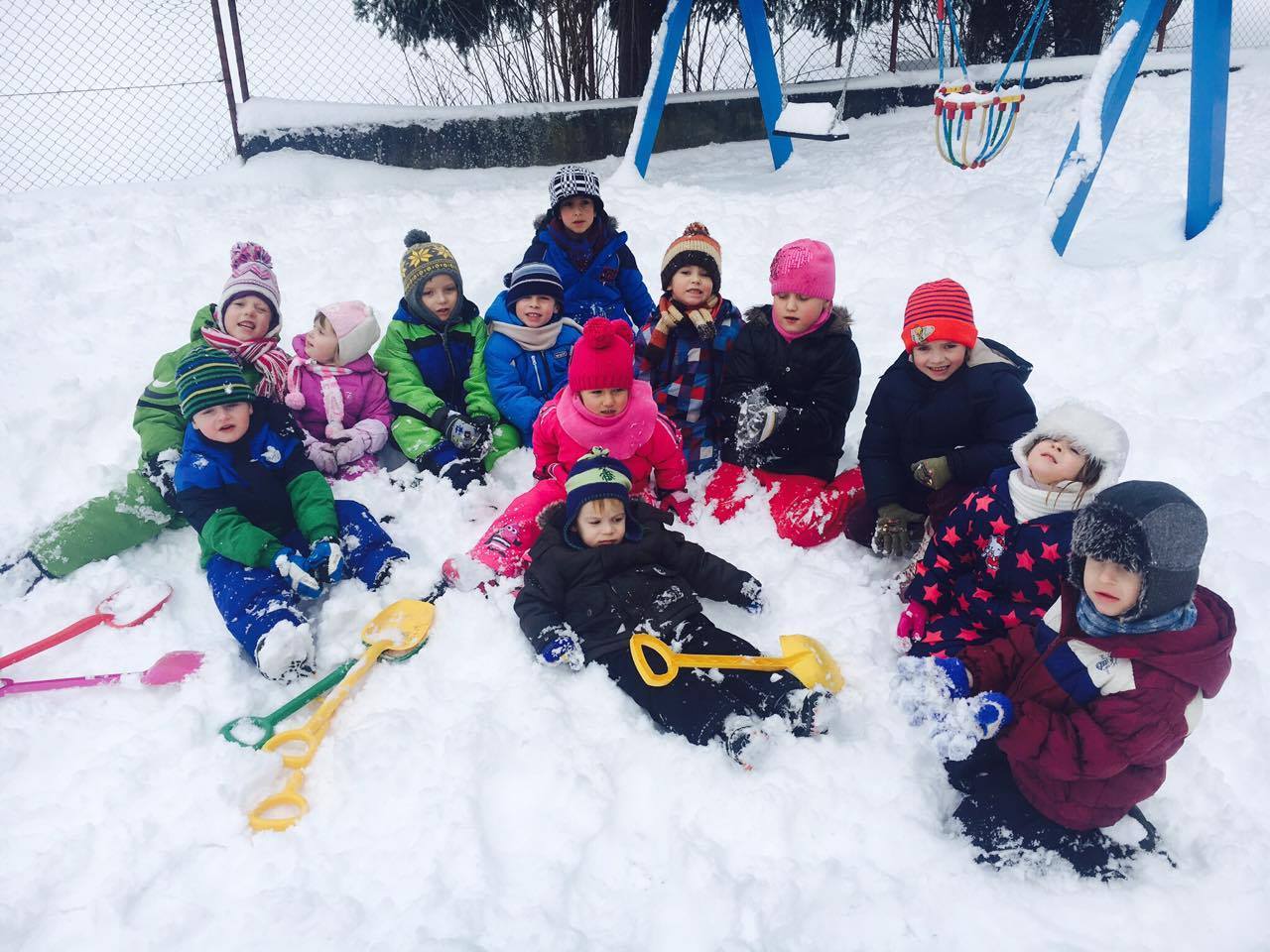 děti se radují ze sněhu2.jpg