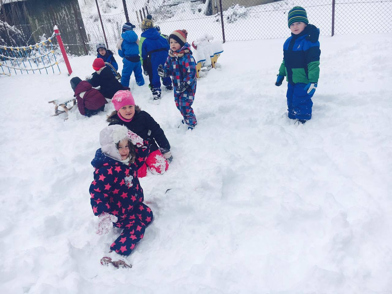 děti se radují ze sněhu