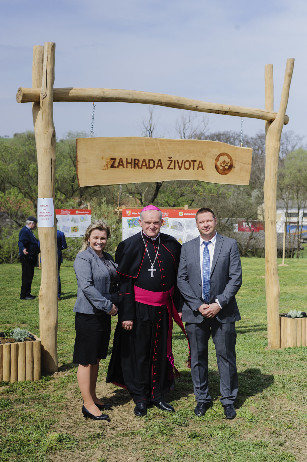 Pan místostarosta Radim Karlík s manželkou Olgou a biskupem Nuzíkem.
